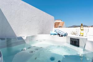 una bañera de hidromasaje en medio de un edificio en Lovely penthouse by Costarentals - Ref M15, en Estepona