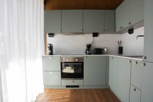 The Riverside Mountain Lodge - 110sqm clam luxury - including bed linens, towels,的厨房或小厨房