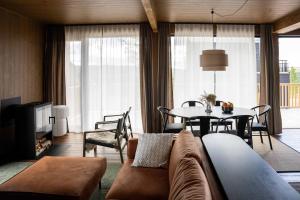 The Riverside Mountain Lodge - 110sqm clam luxury - including bed linens, towels,的休息区