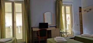 Sjónvarps- og/eða afþreyingartæki á Hotel Sud Est by Fam Rossetti