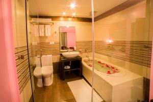 Baðherbergi á Hotel Task International