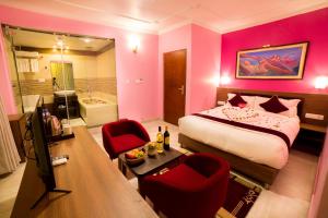Rúm í herbergi á Hotel Task International