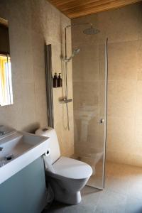 The Riverside Mountain Lodge - 110sqm clam luxury - including bed linens, towels,的一间浴室