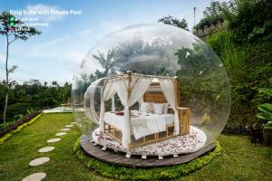 吉安雅Bubble Hotel Bali Ubud - Adults Only的花园泡泡屋里的一张床