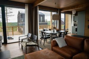 伊德勒The Riverside Mountain Lodge - 110sqm clam luxury - including bed linens, towels,的带沙发和桌子的客厅