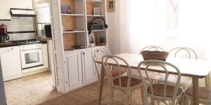 una cocina blanca con mesa y sillas. en Residenza Alice - Toscana mare e monti, en Camaiore 38 fotos más