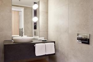 Um banheiro em The Westin Grand Frankfurt
