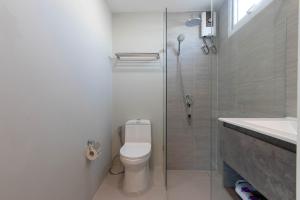 Ένα μπάνιο στο Mantra Beach condominium M229