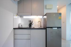 Η κουζίνα ή μικρή κουζίνα στο Mantra Beach condominium M229 +2 φωτογραφίες