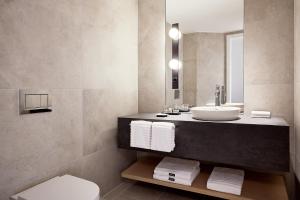 Um banheiro em The Westin Grand Frankfurt