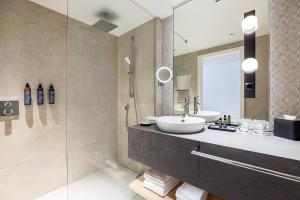 Um banheiro em The Westin Grand Frankfurt