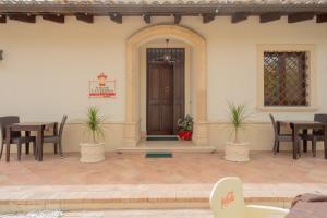 伊索拉迪卡波里祖托B&B La Piccola Lanterna的一个带桌椅的庭院和木门