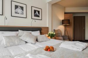a bed with a bowl of fruit on it at Hotel Saline in Inowrocław