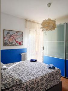 ローマにあるLa casa del giglioの青い壁のベッドルーム1室 +26枚の写真