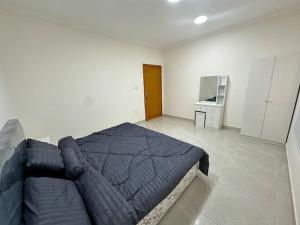 a bedroom with a bed and a couch in it at نجوم السعد 6 in Al Masfalah +2 photos