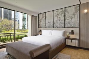 Mövenpick Hotel Bangkok Ploenchit BDMS客房内的一张或多张床位