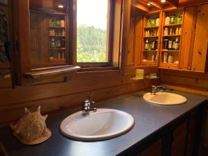 a bathroom with two sinks and a window at Ataraxia en Pr4tdip in Pratdip +9 photos
