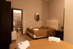 Postel nebo postele na pokoji v ubytování Golden Milano Hotel