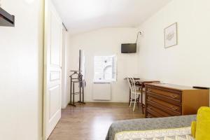 a living room with a desk and a table at Chambre Saint Pierre - Hypercentre in Gaillac