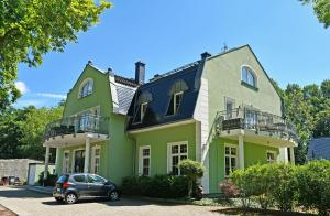 a car parked in front of a green house at Gutshaus_Appartements mit Kamin_ S in Coldevitz