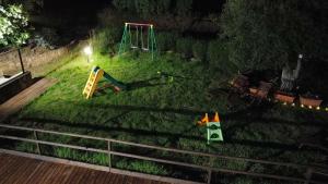 チェファルにあるThalia apartaments Cefalùの夜の芝生にブランコが設置された庭