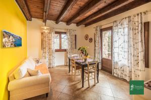 チェファルにあるThalia apartaments Cefalùのテーブルとソファのあるリビングルーム