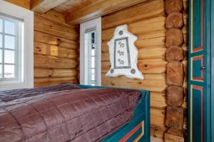 a bedroom with a bed in a log cabin at Cozy family cabin with stunning location on Golsfjellet in Golsfjellet