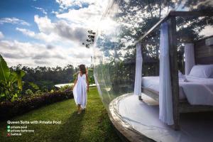 Bubble Hotel Bali Ubud - Adults Only客房内的一张或多张床位