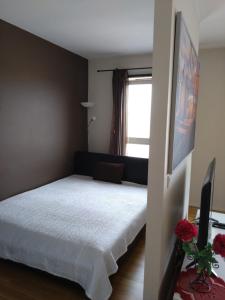 a bedroom with a bed and a window at Central Aida Apartment in Pärnu