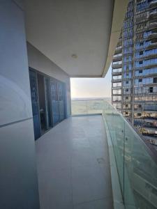 une vue depuis le haut d'un balcon en verre d'un immeuble dans l'établissement Damac Seaview luxury escape in Qatar, à Lusail