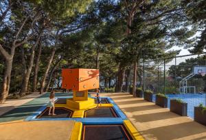 Herní místnost nebo prostor pro děti v ubytování Sunny Makarska by Valamar