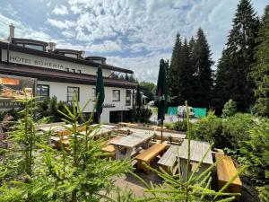 Aed väljaspool majutusasutust Hotel Bohemia