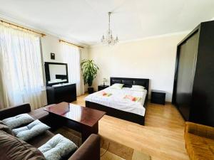 Televisyen dan/atau pusat hiburan di Home Inn-Guesthouse