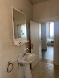 A bathroom at Albergo Leon D'Oro