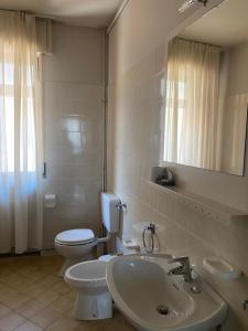 A bathroom at Albergo Leon D'Oro
