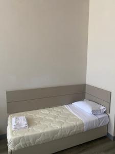 A bed or beds in a room at Albergo Leon D'Oro