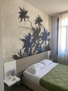 A bed or beds in a room at Albergo Leon D'Oro