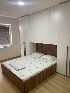 Ένα ή περισσότερα κρεβάτια σε δωμάτιο στο Ardi Apartaments 2
