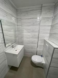 Ένα μπάνιο στο Ardi Apartaments 2 +5 φωτογραφίες