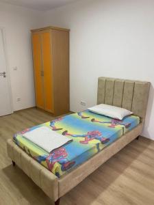 Ένα ή περισσότερα κρεβάτια σε δωμάτιο στο Ardi Apartaments 2
