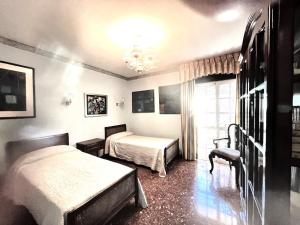 Posteľ alebo postele v izbe v ubytovaní Rentcostadelsol Villa Pinares-Malaga