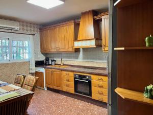Kuchyňa alebo kuchynka v ubytovaní Rentcostadelsol Villa Pinares-Malaga