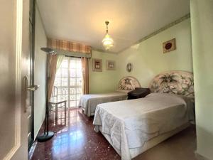 Posteľ alebo postele v izbe v ubytovaní Rentcostadelsol Villa Pinares-Malaga