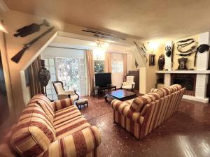 Televízia a/alebo spoločenská miestnosť v ubytovaní Rentcostadelsol Villa Pinares-Malaga