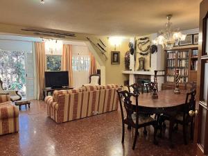 Posedenie v ubytovaní Rentcostadelsol Villa Pinares-Malaga