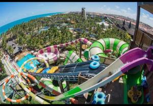 einen Vergnügungspark mit einem Haufen Wasserrutschen in der Unterkunft Golf Ville Residence Resort, apartamento 3 suítes, 110m2, Porto das Dunas próx ao Beach Park in Aquiraz