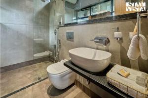 Un baño de StayVista at Rustic Haven with Pvt Pool, Gazebo & Indoor-Outdoor Game 17 fotos más