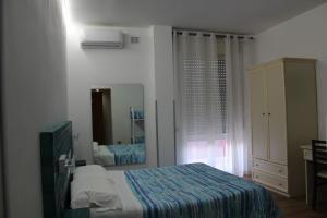 A bed or beds in a room at Otto&Mezzo B&B