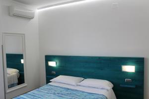 A bed or beds in a room at Otto&Mezzo B&B