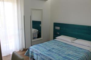 A bed or beds in a room at Otto&Mezzo B&B